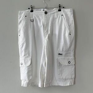 Mens white linen guess cargo shorts size 33 with silver accents and buttons